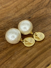 Load image into Gallery viewer, Clip-on earrings 1980s - pearl finish