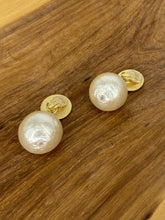 Load image into Gallery viewer, Clip-on earrings 1980s - pearl finish