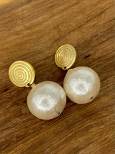 Load image into Gallery viewer, Clip-on earrings 1980s - pearl finish